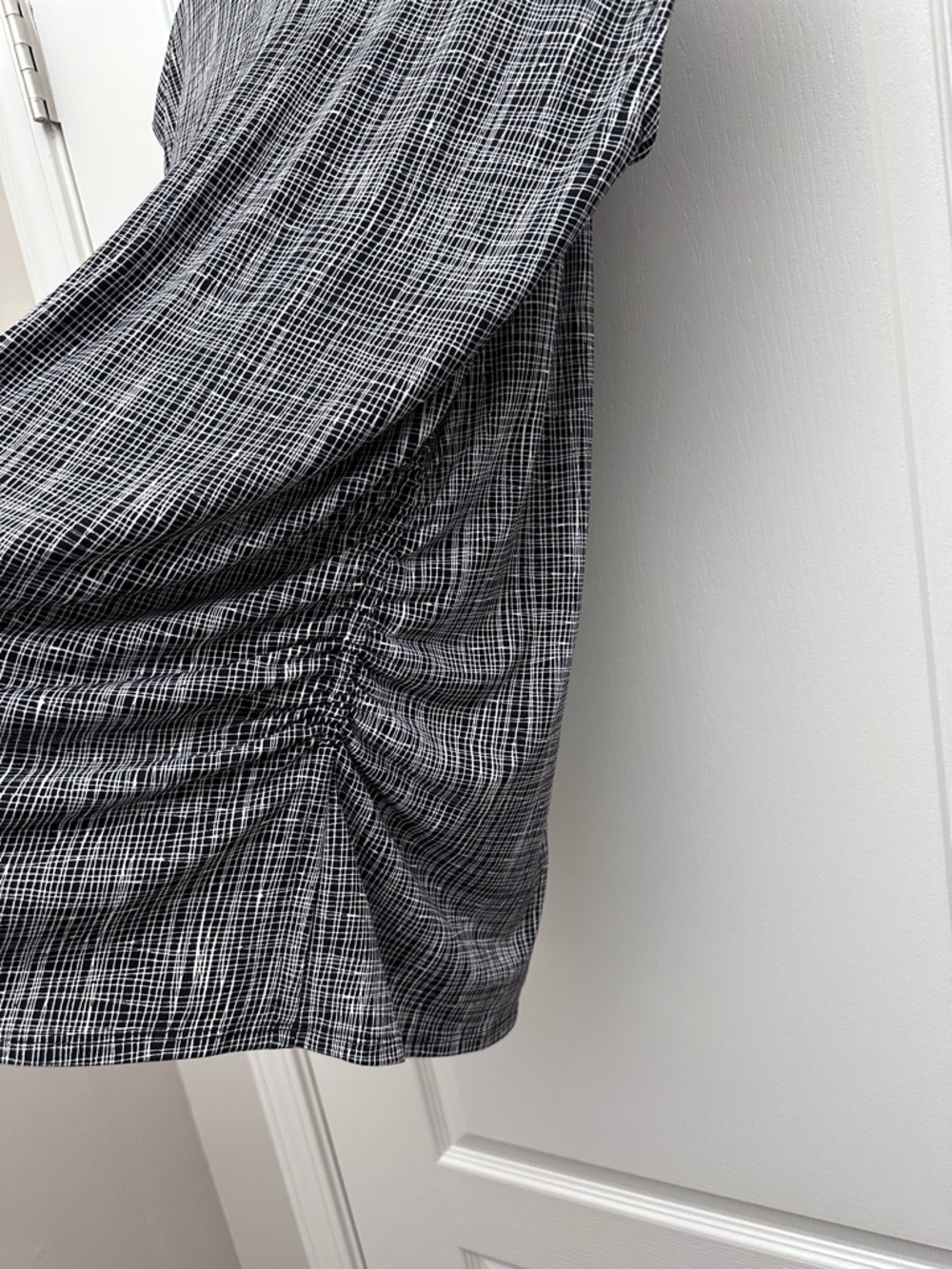 Vince Camuto Black & White V-Neck Ruched Side Cap-Sleeve Tunic - Picture 5 of 8